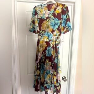 Maggy London Floral, flowy dress with belt